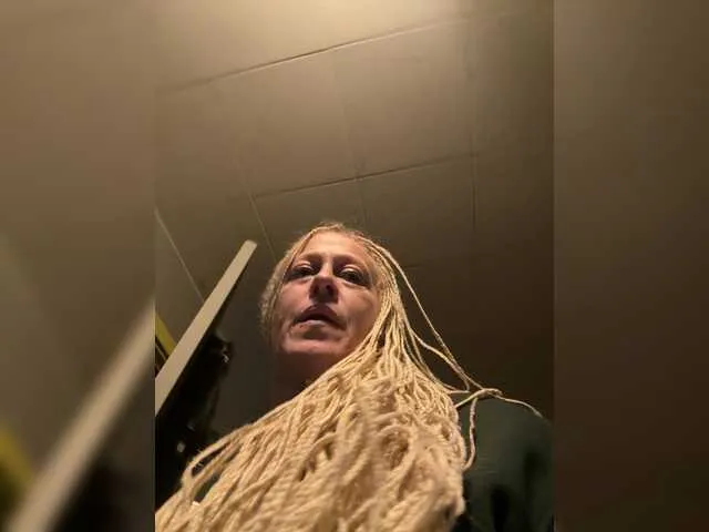 Offline Oyzterpearl on BongaCams