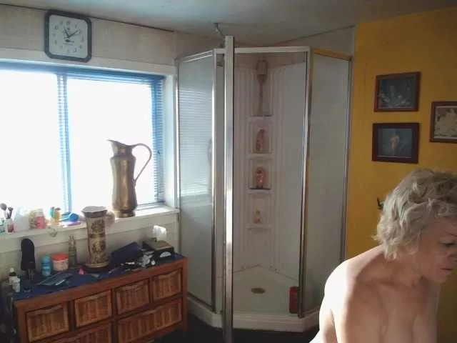 Offline Oyzterpearl on BongaCams