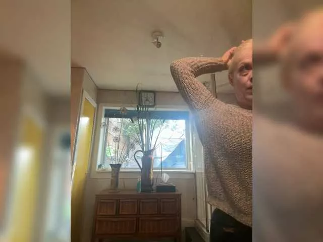 Offline Oyzterpearl on BongaCams