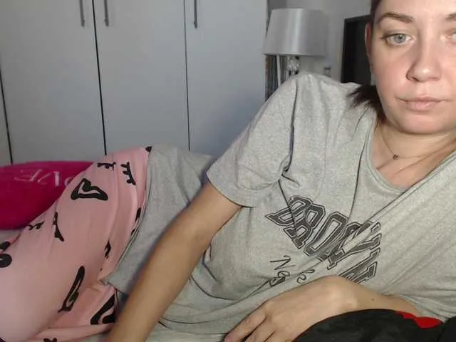 Offline petitedanielle on BongaCams