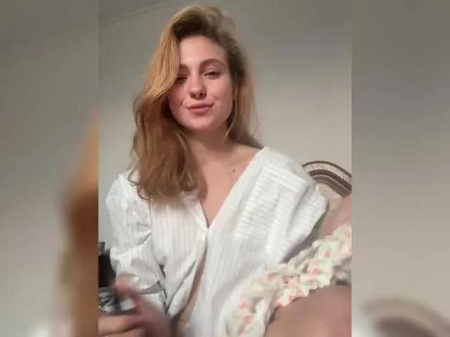 Poppysweety122 from BongaCams
