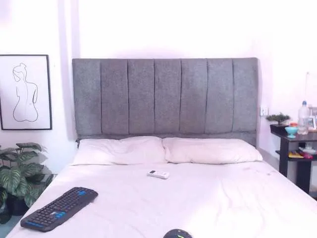 Offline SophieAndAlix on BongaCams