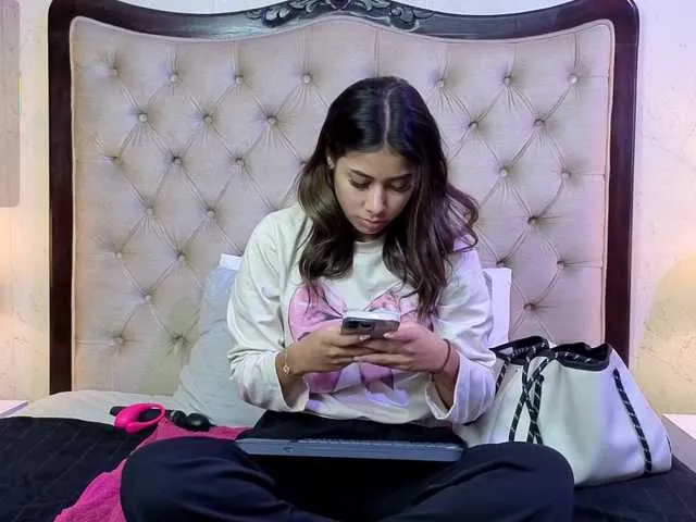 Offline VioletMontes on BongaCams