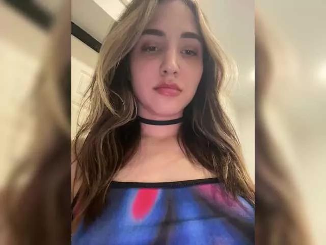 YoloLove from BongaCams