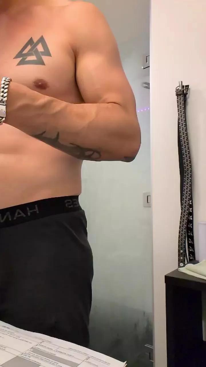 Adamd925 from Cam4