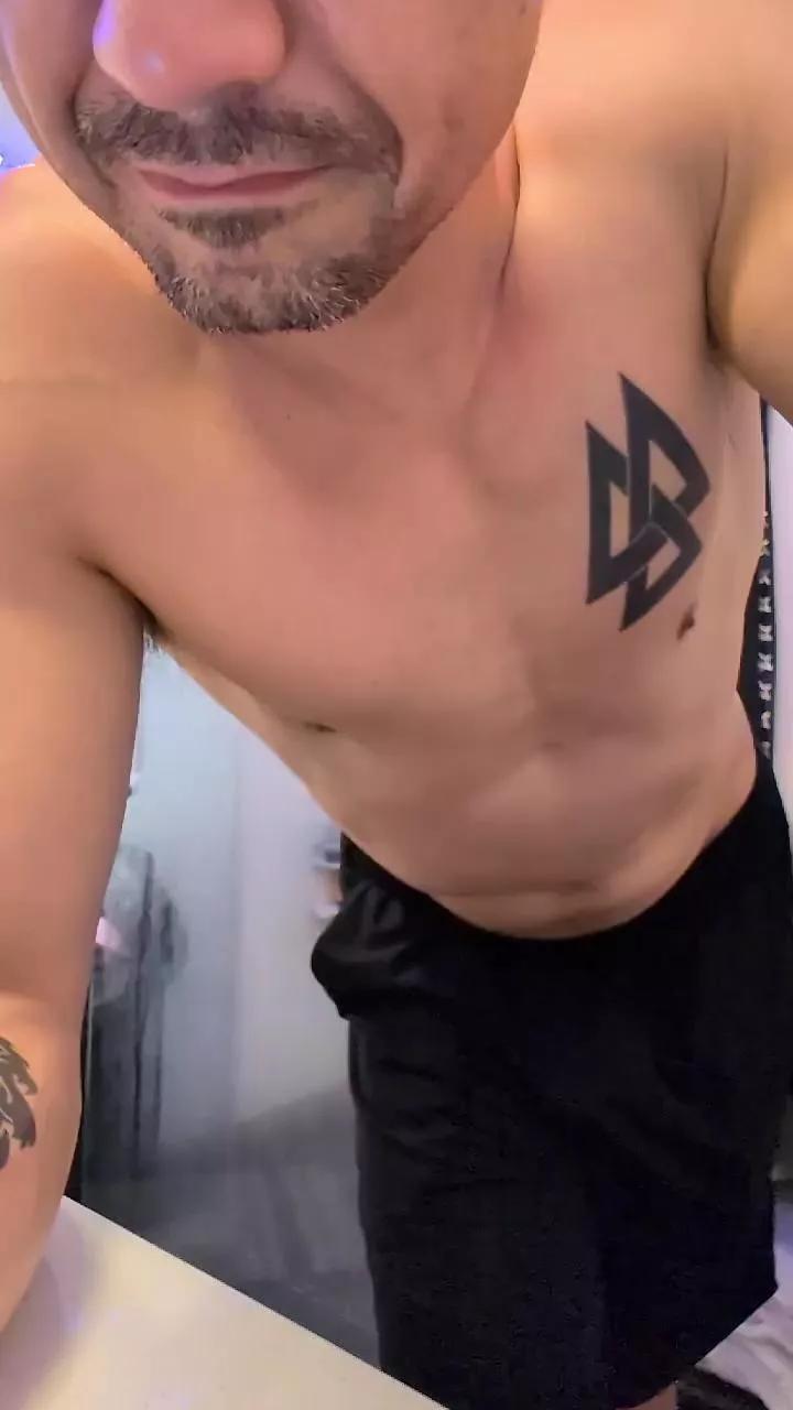 Adamd925 from Cam4