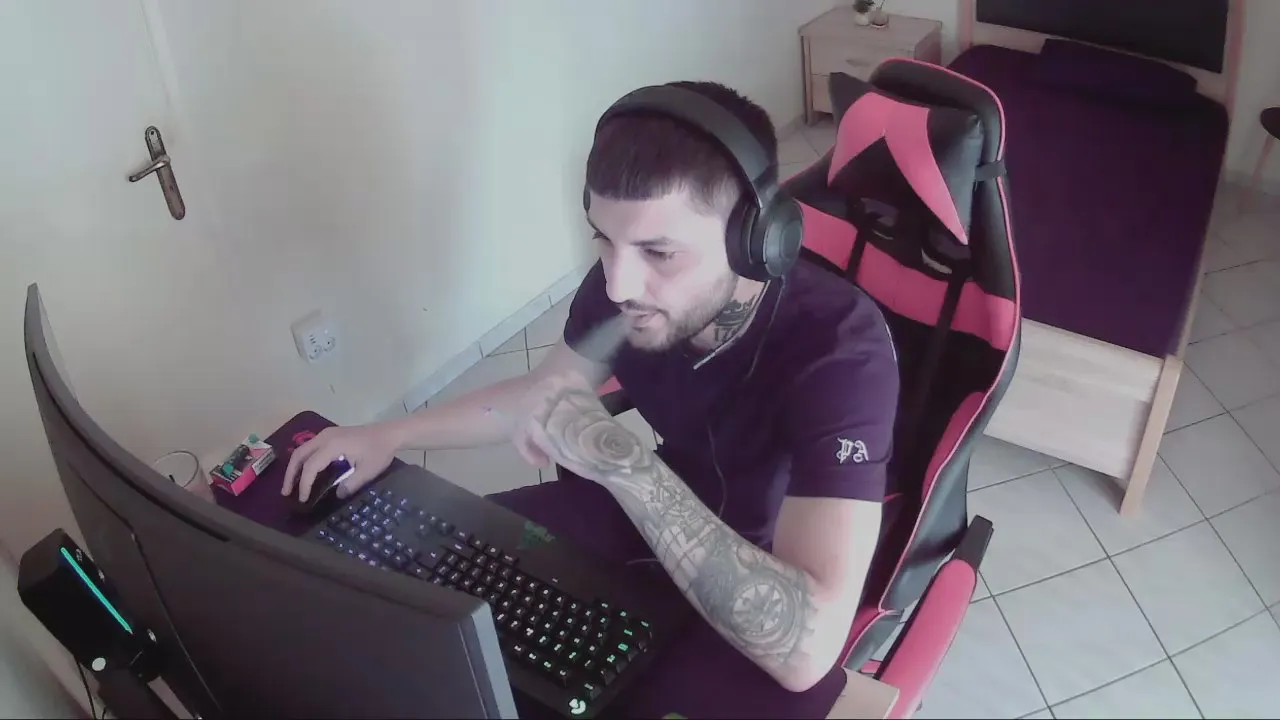 Offline AlbanianFker21 on Cam4