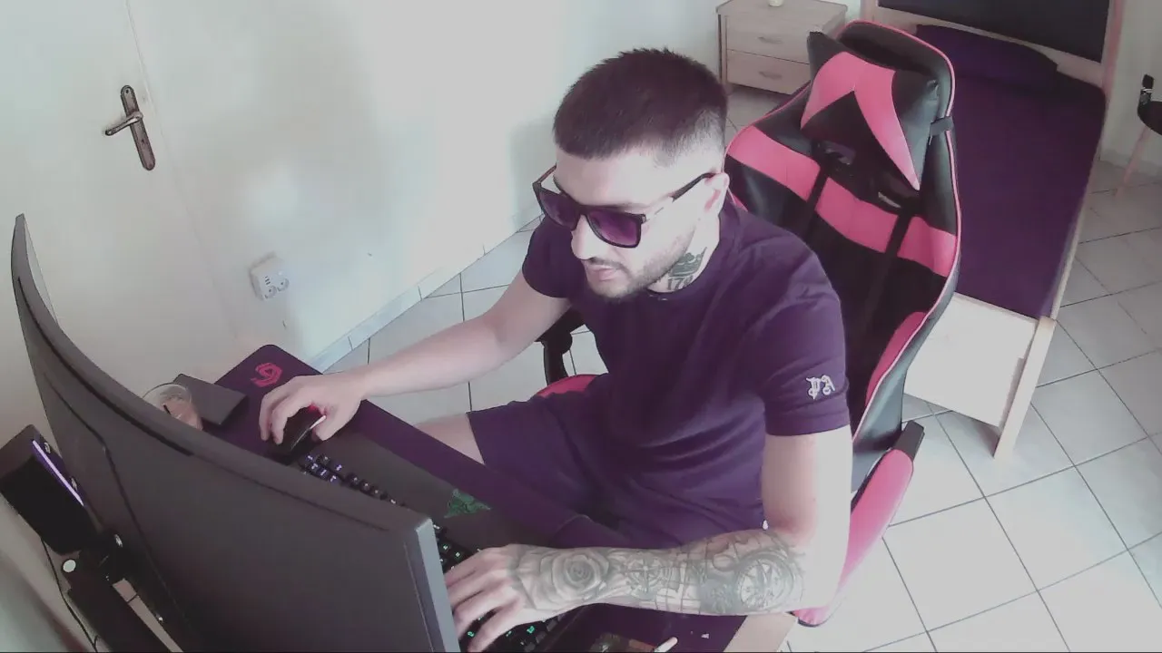 Offline AlbanianFker21 on Cam4