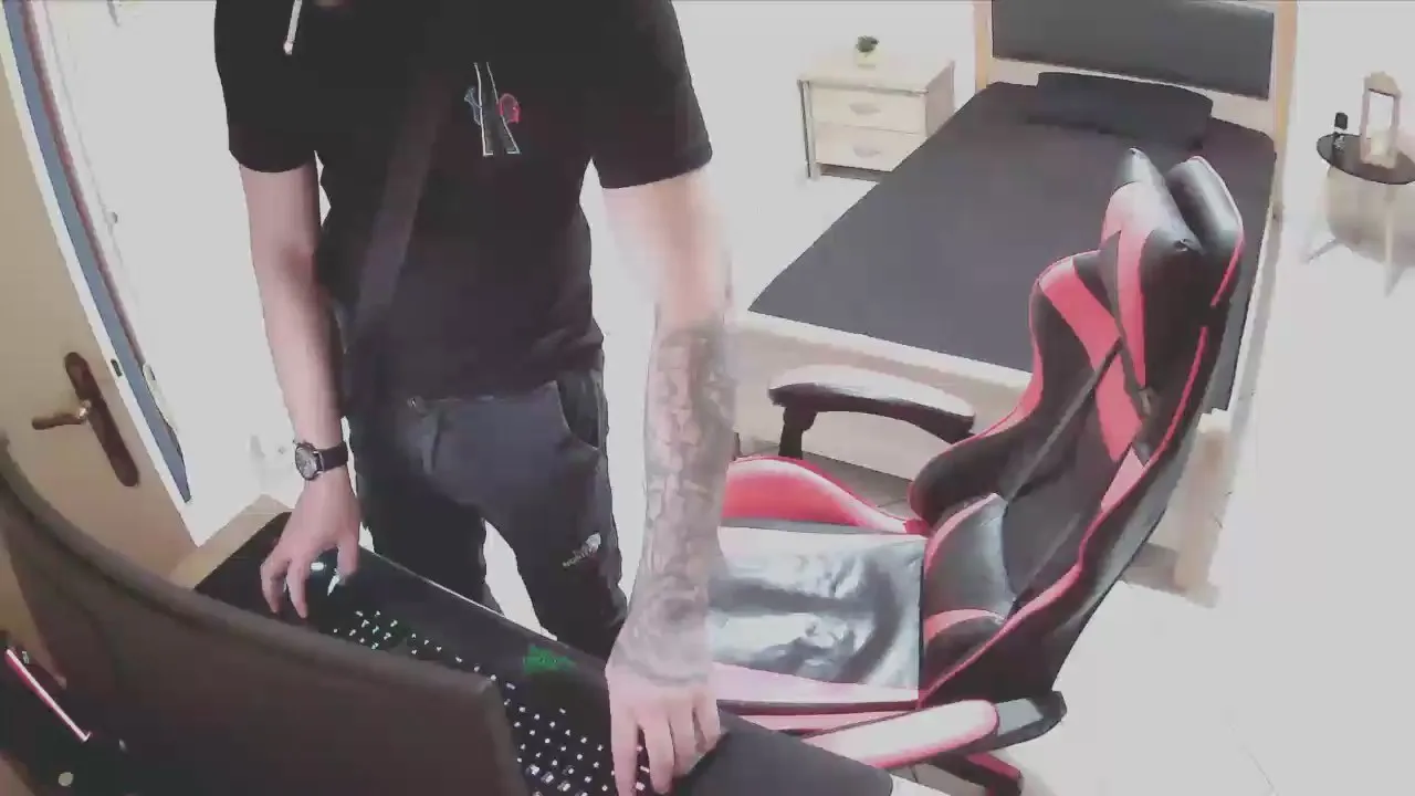 Offline AlbanianFker21 on Cam4