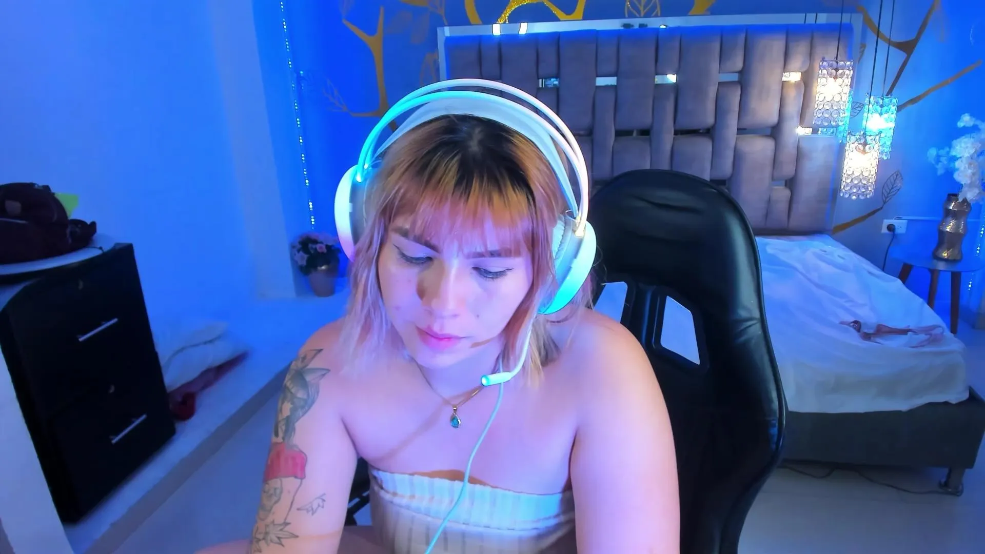 Offline AlessiaDouce on Cam4