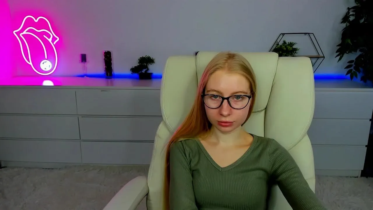 Freechat Alina__Blonde on Cam4