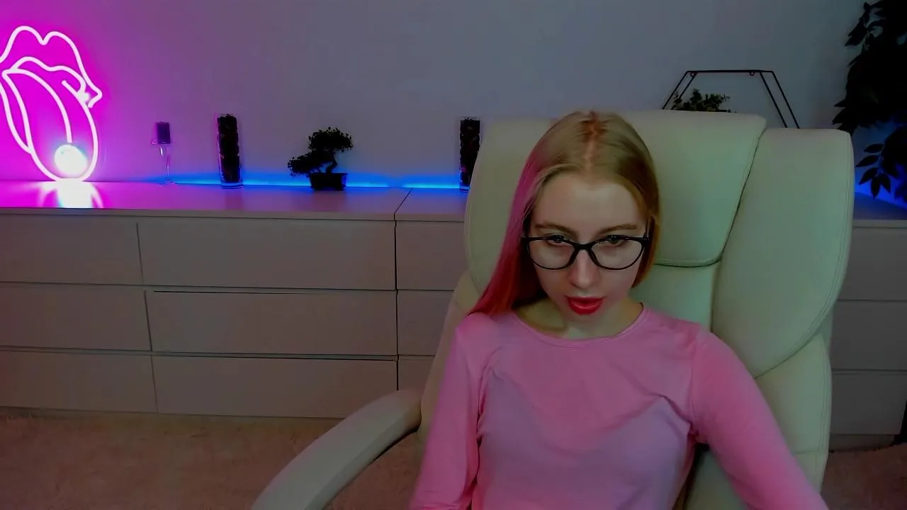 Freechat Alina__Blonde on Cam4