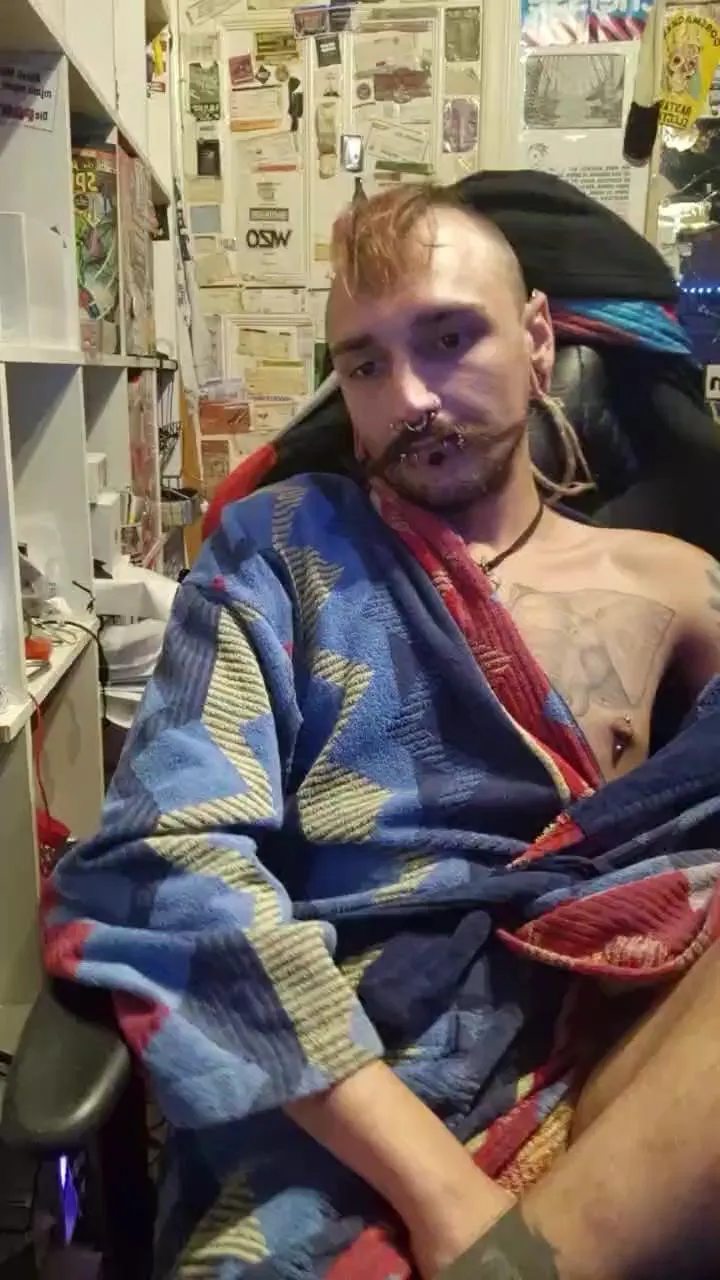 Offline AlittlebitSpiky on Cam4