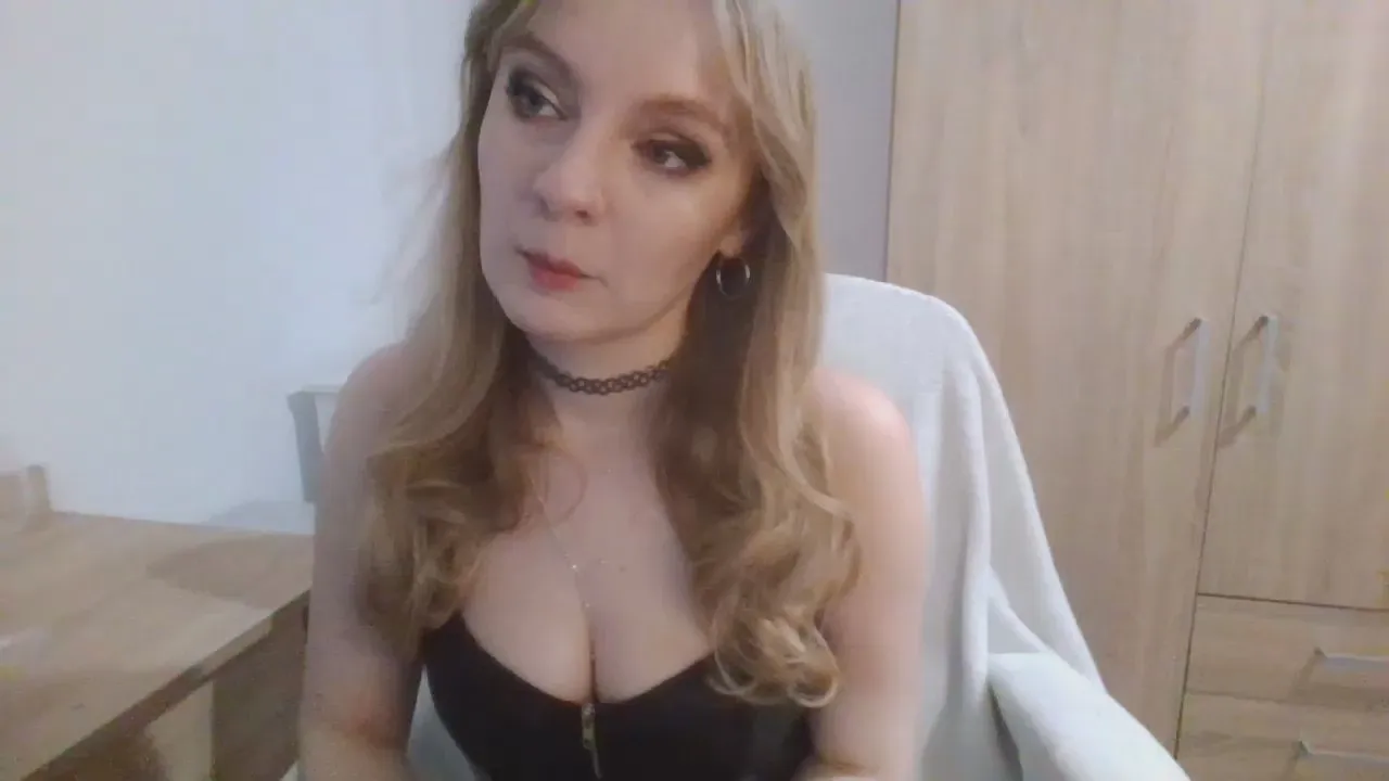 Offline AlmaDesire on Cam4