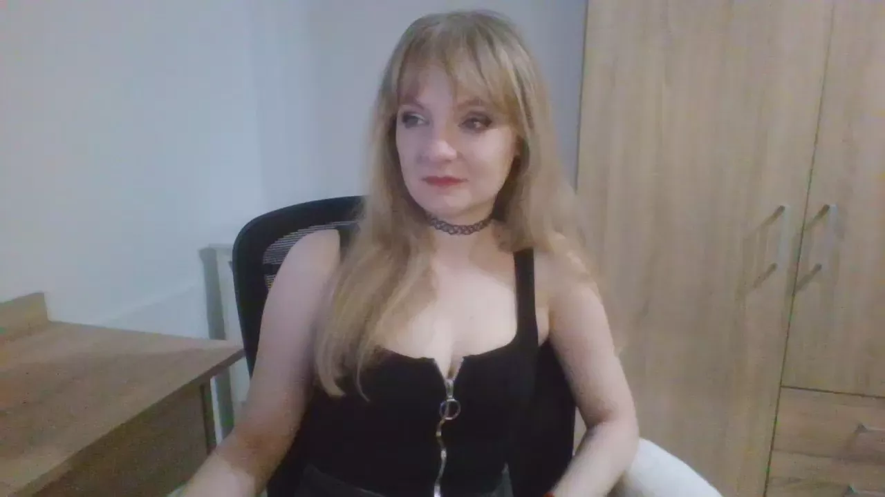 Offline AlmaDesire on Cam4