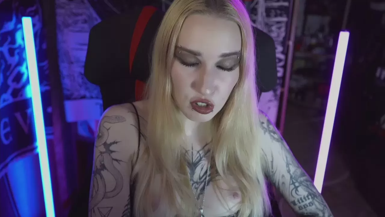 Offline Amy_Goth on Cam4