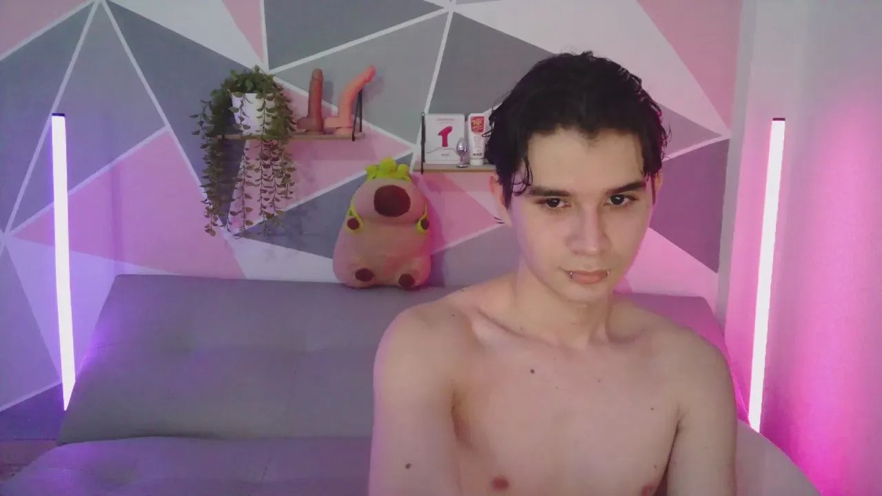 Offline AndrewYCherry on Cam4