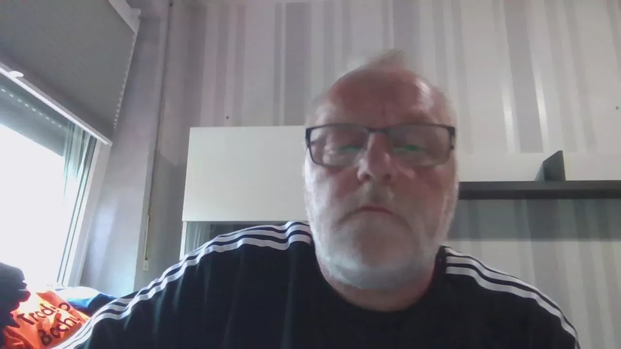 Offline andybo18021 on Cam4