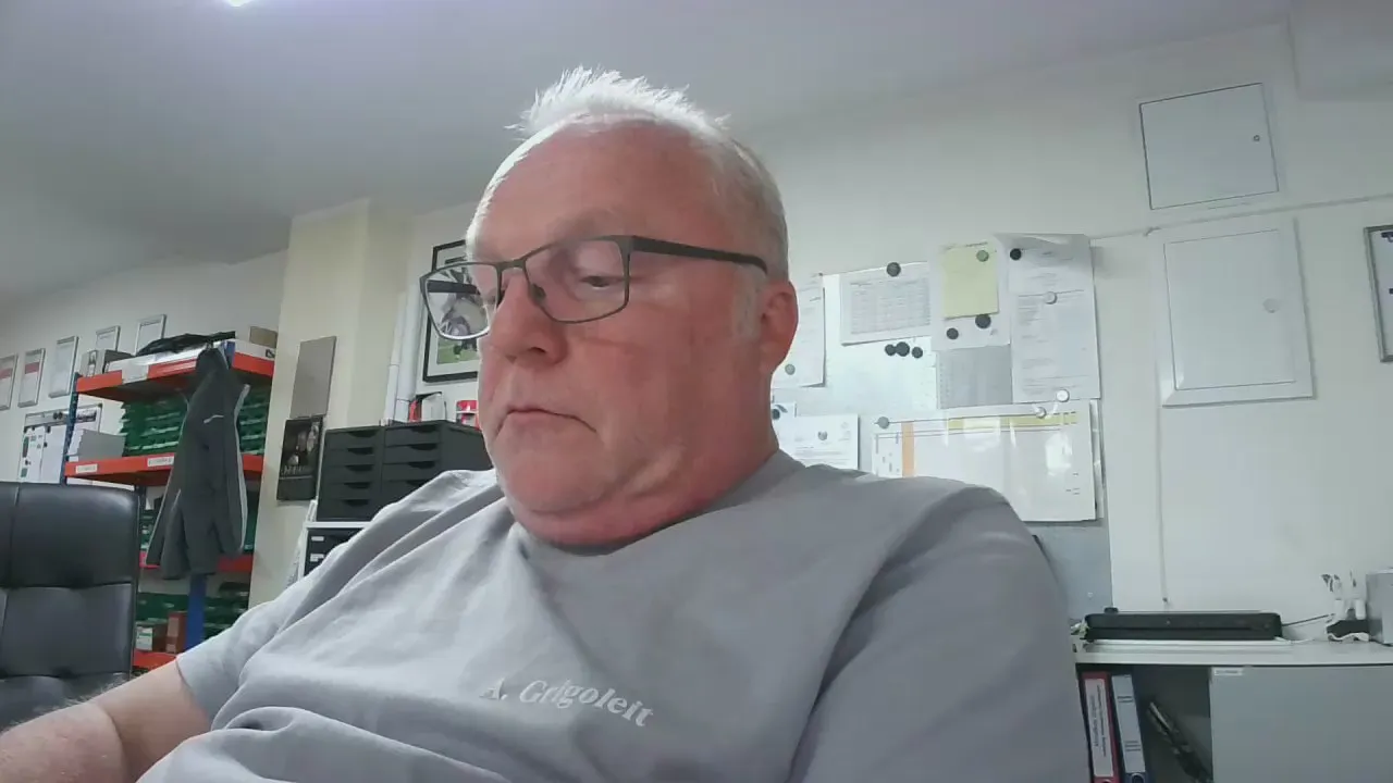 Offline andybo18021 on Cam4