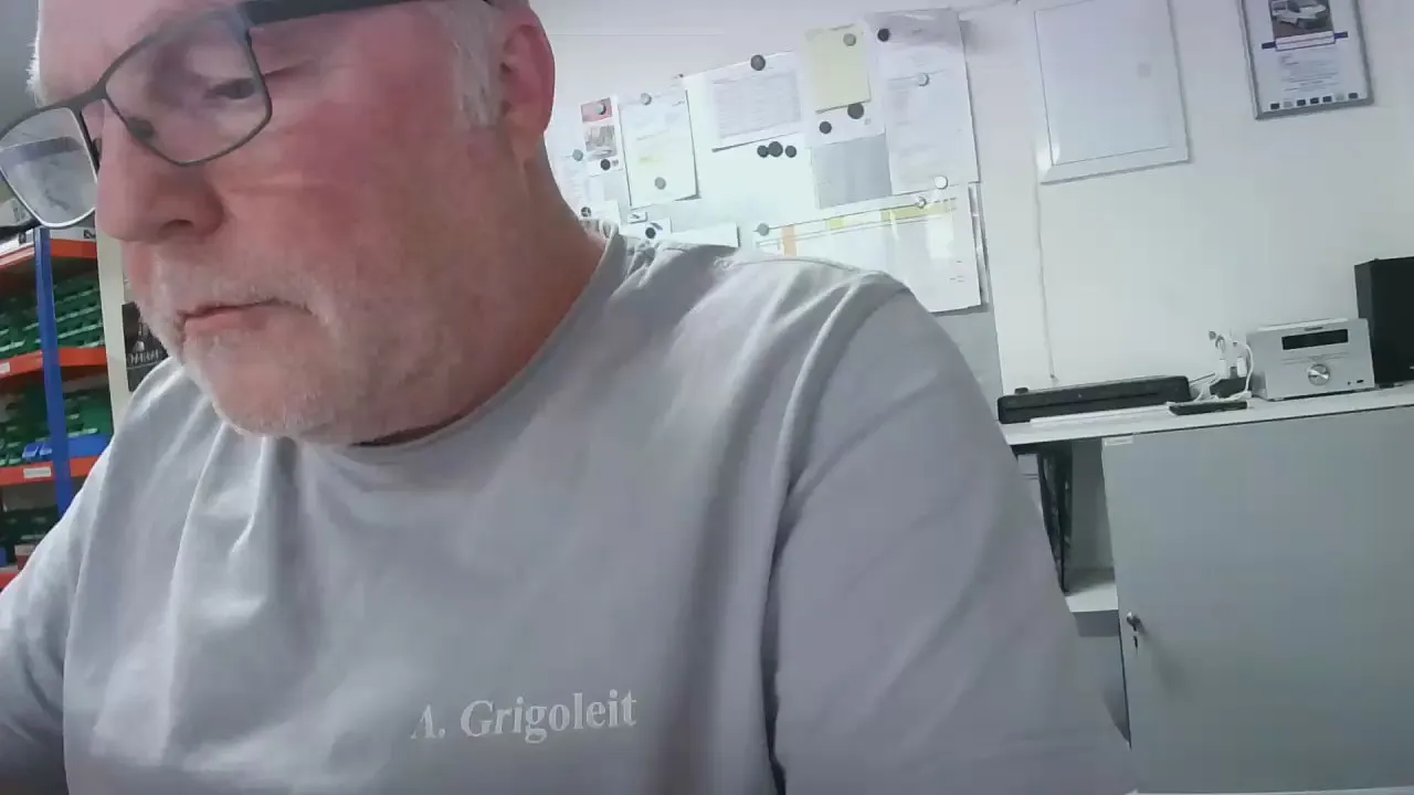 Offline andybo18021 on Cam4