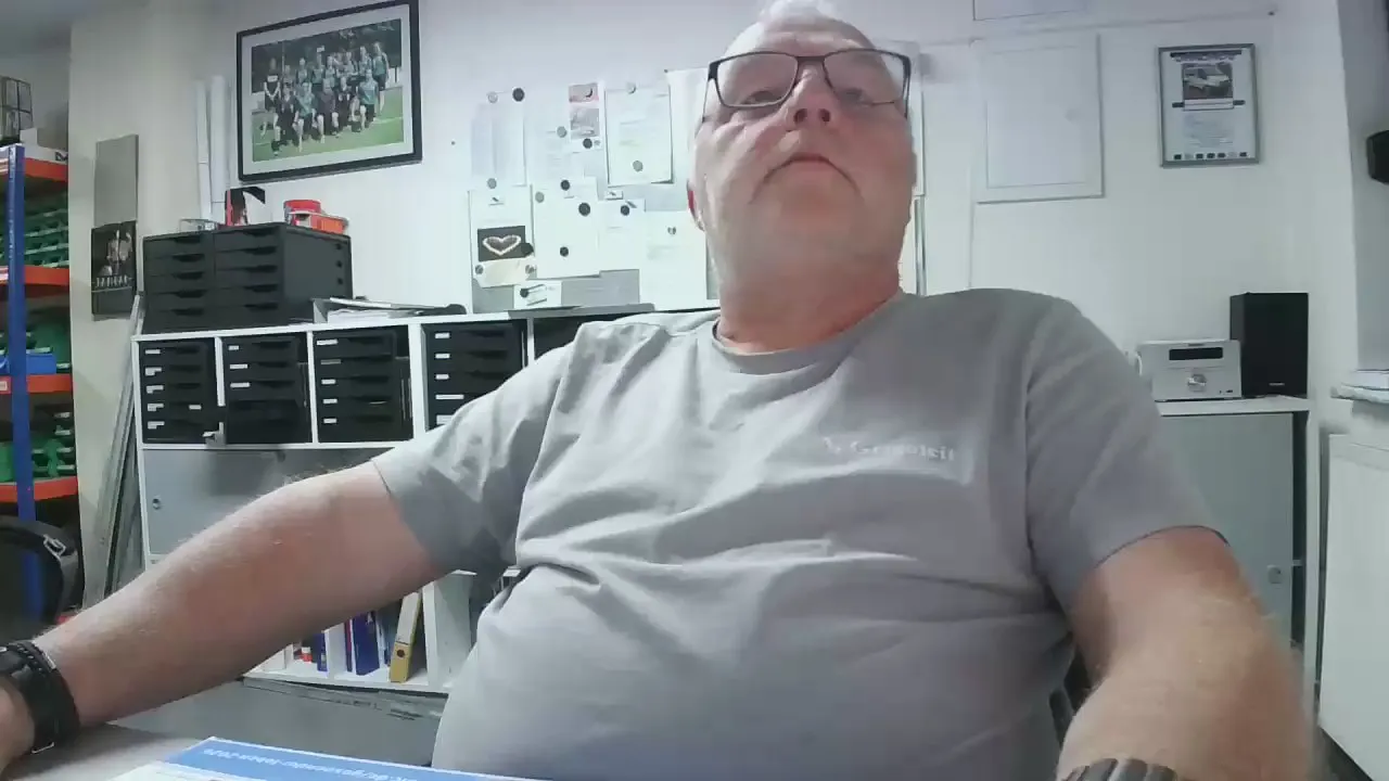 Offline andybo18021 on Cam4