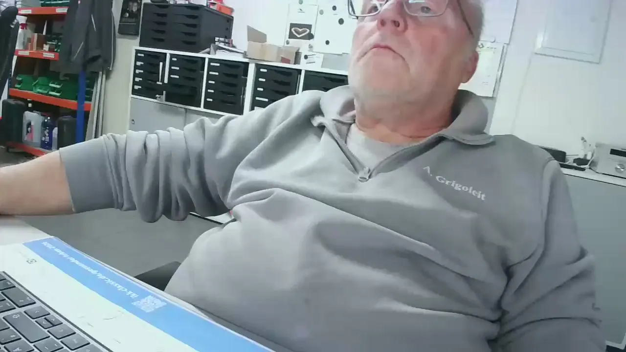 Offline andybo18021 on Cam4