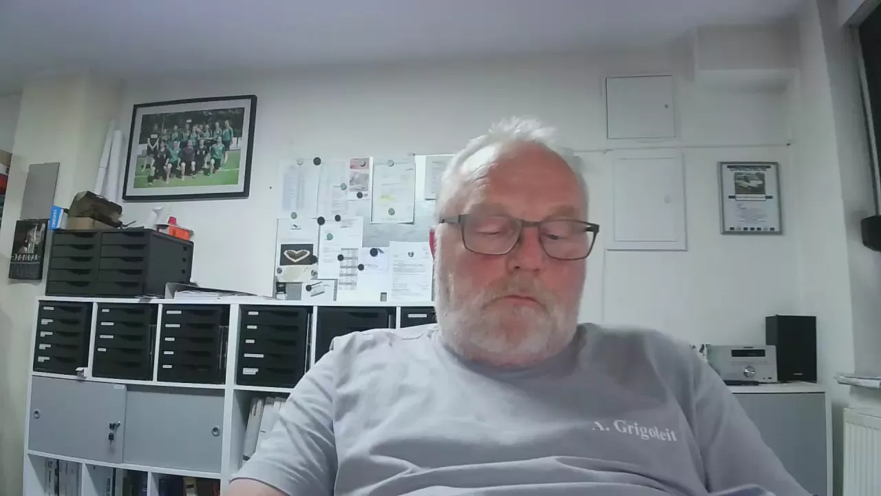 Offline andybo18021 on Cam4