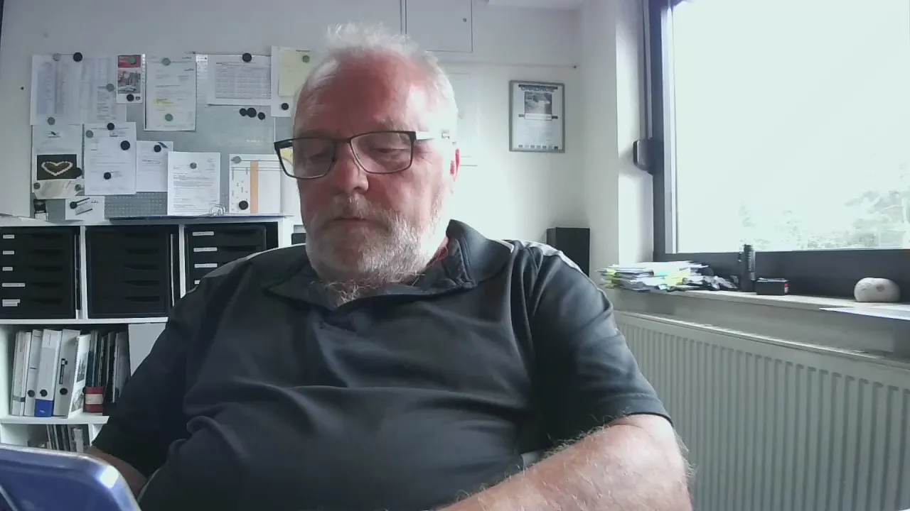 Offline andybo18021 on Cam4