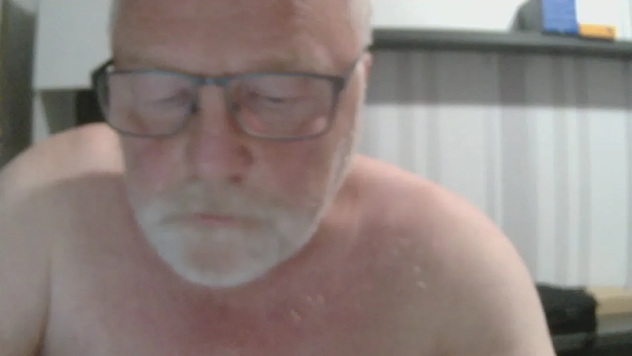 Offline andybo18021 on Cam4