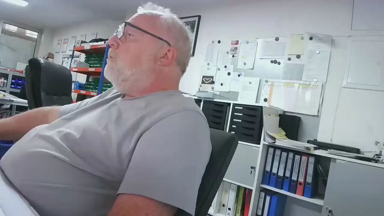 Offline andybo18021 on Cam4