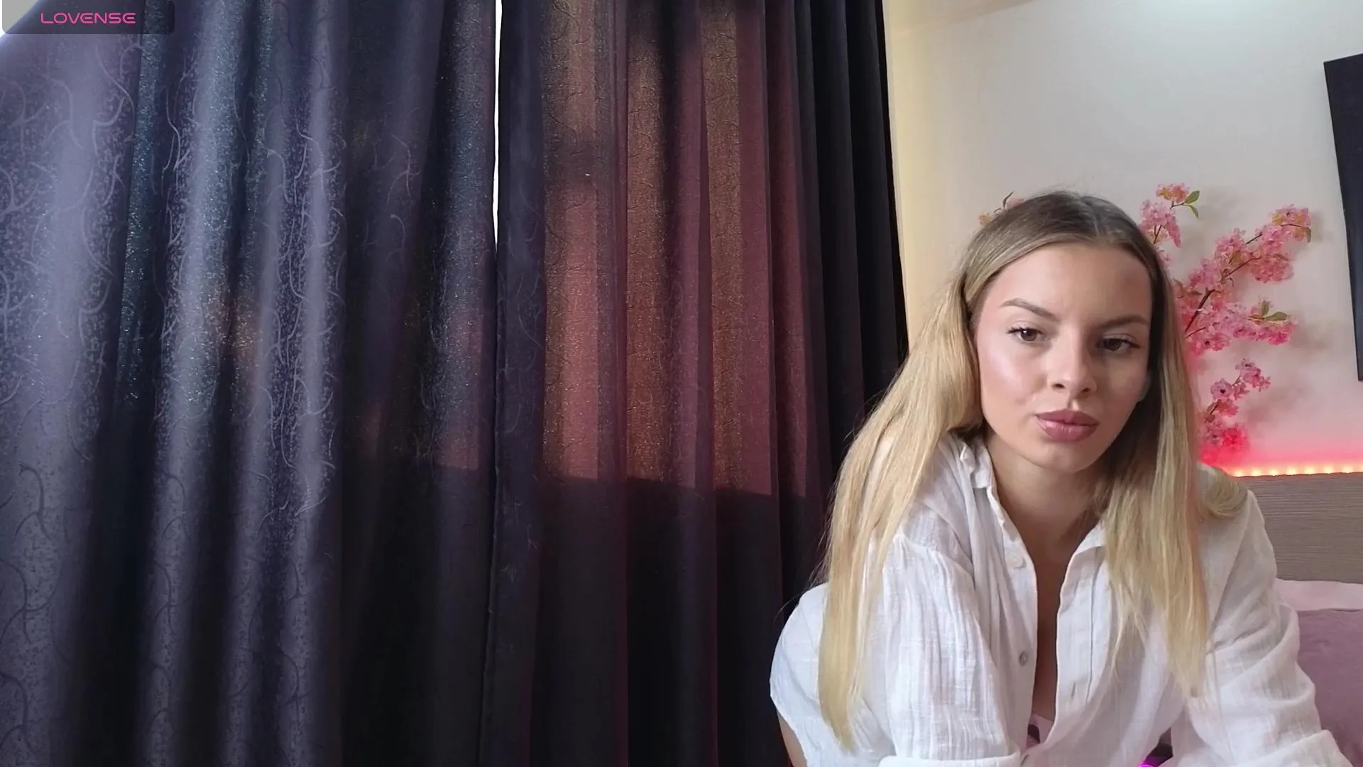 Offline aneblondie on Cam4