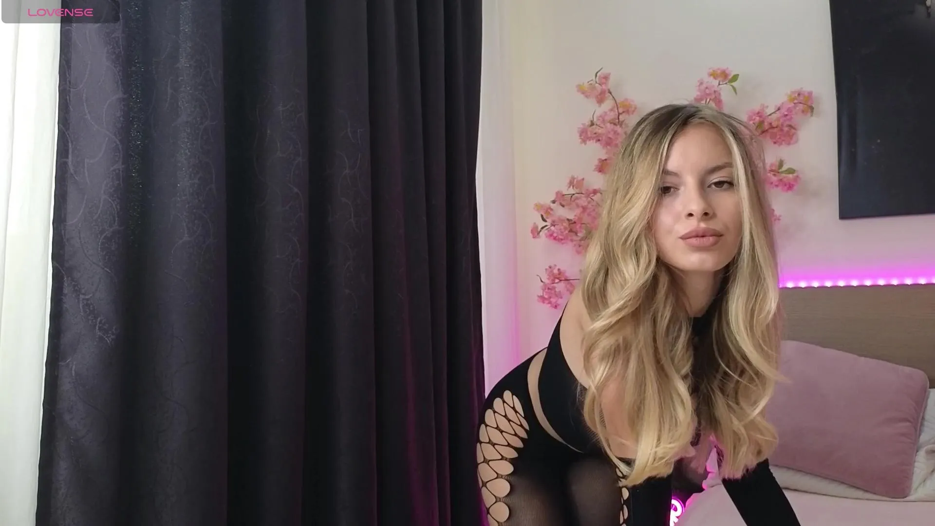 Offline aneblondie on Cam4