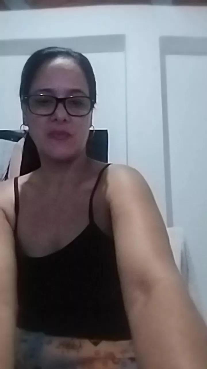 Offline Antonella2_4 on Cam4