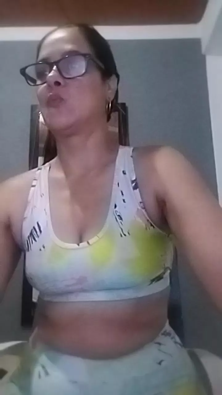 Offline Antonella2_4 on Cam4