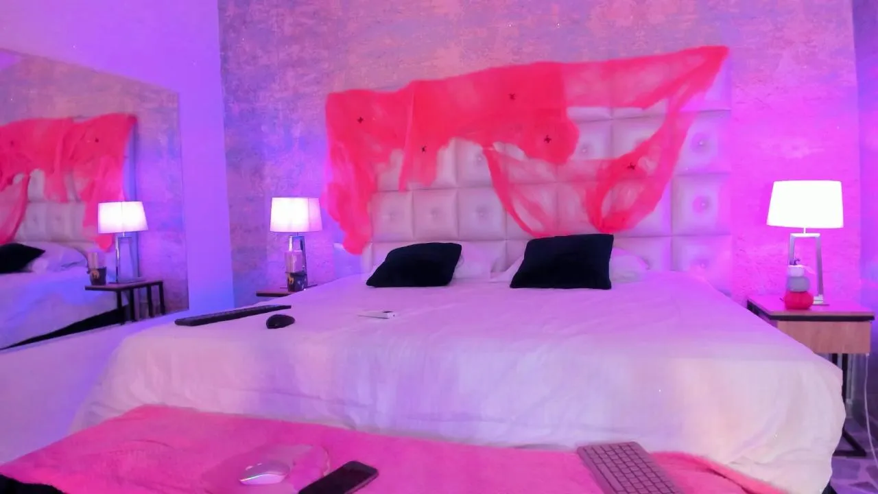 Offline AntonellaRossi on Cam4