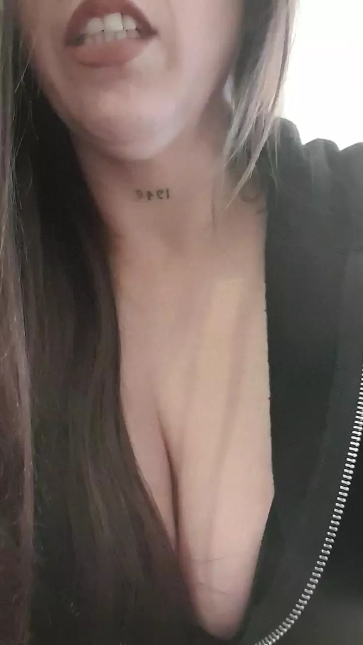 Offline badgirl129 on Cam4