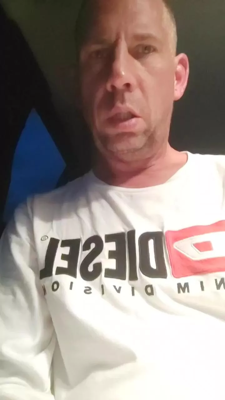 Offline breed_me_pls on Cam4