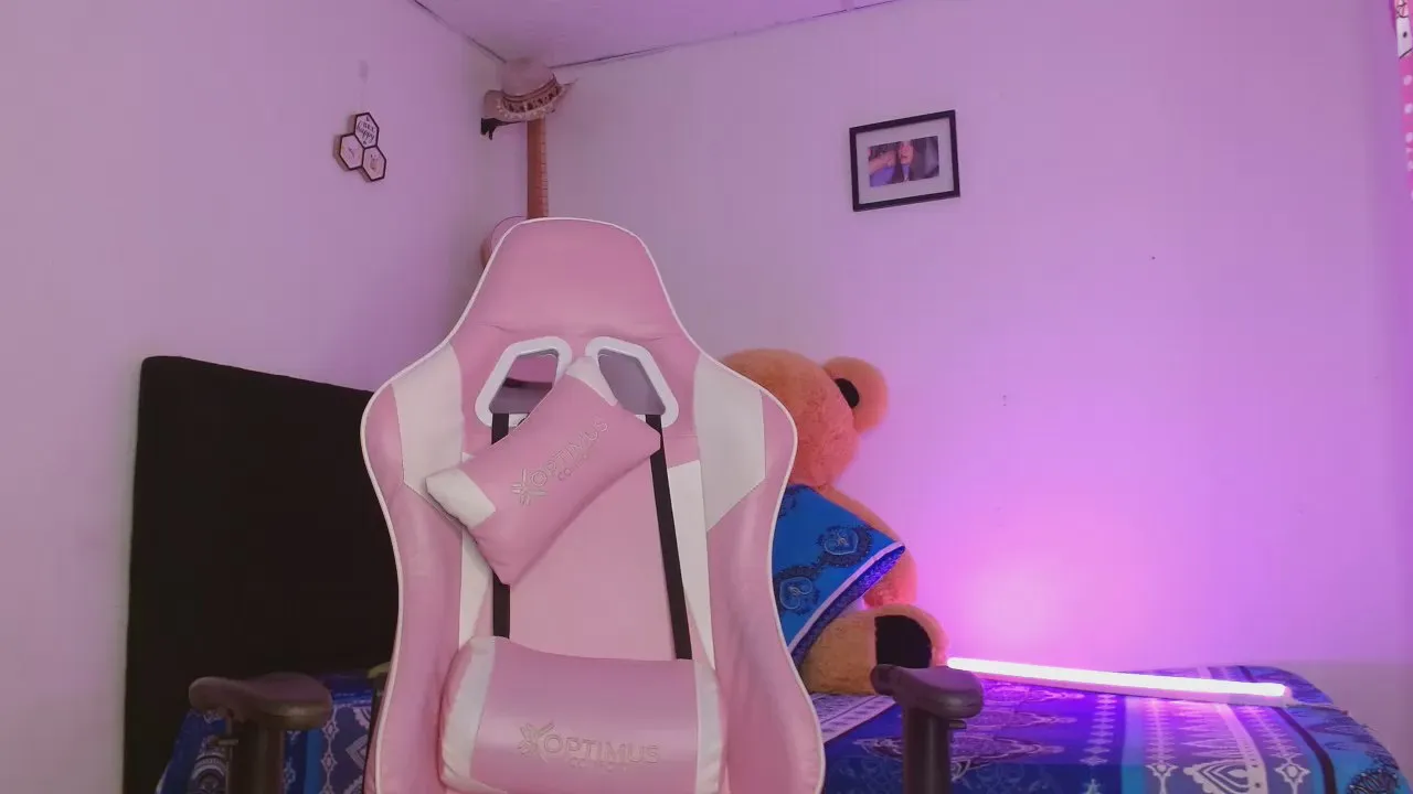 Offline CandyTicaran69 on Cam4