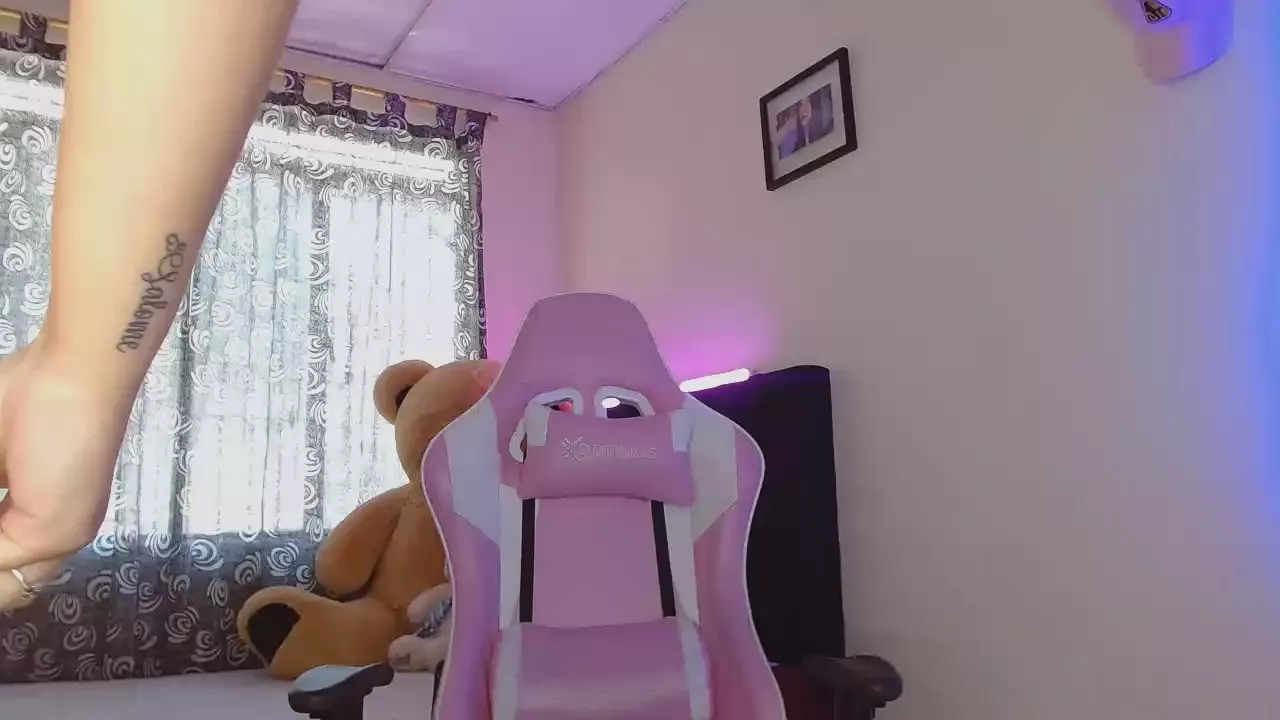 Offline CandyTicaran69 on Cam4