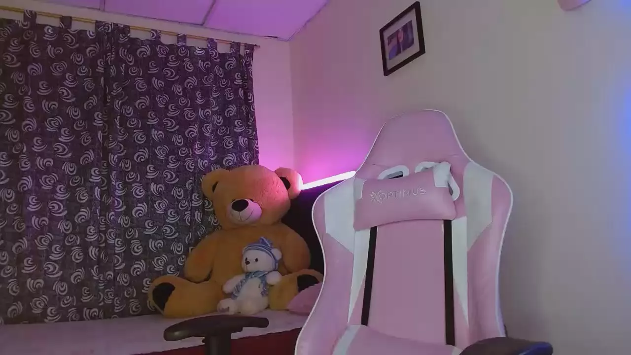 Offline CandyTicaran69 on Cam4