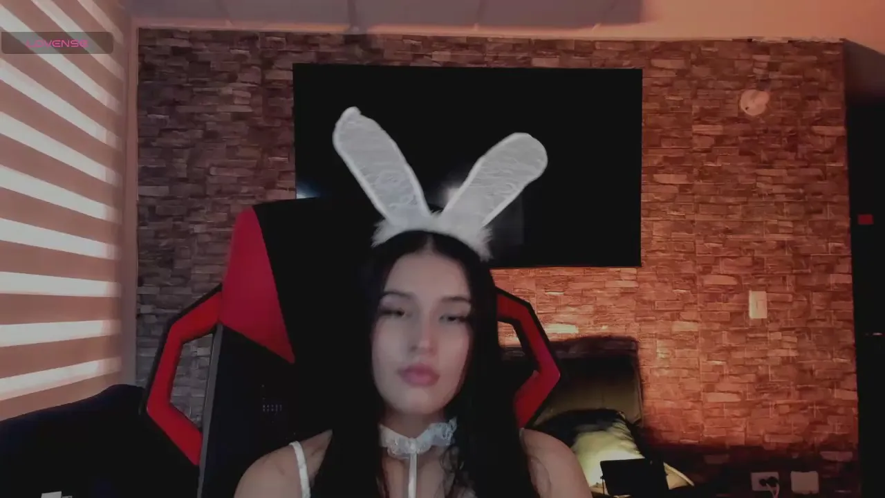 Offline Charlotte_greys on Cam4