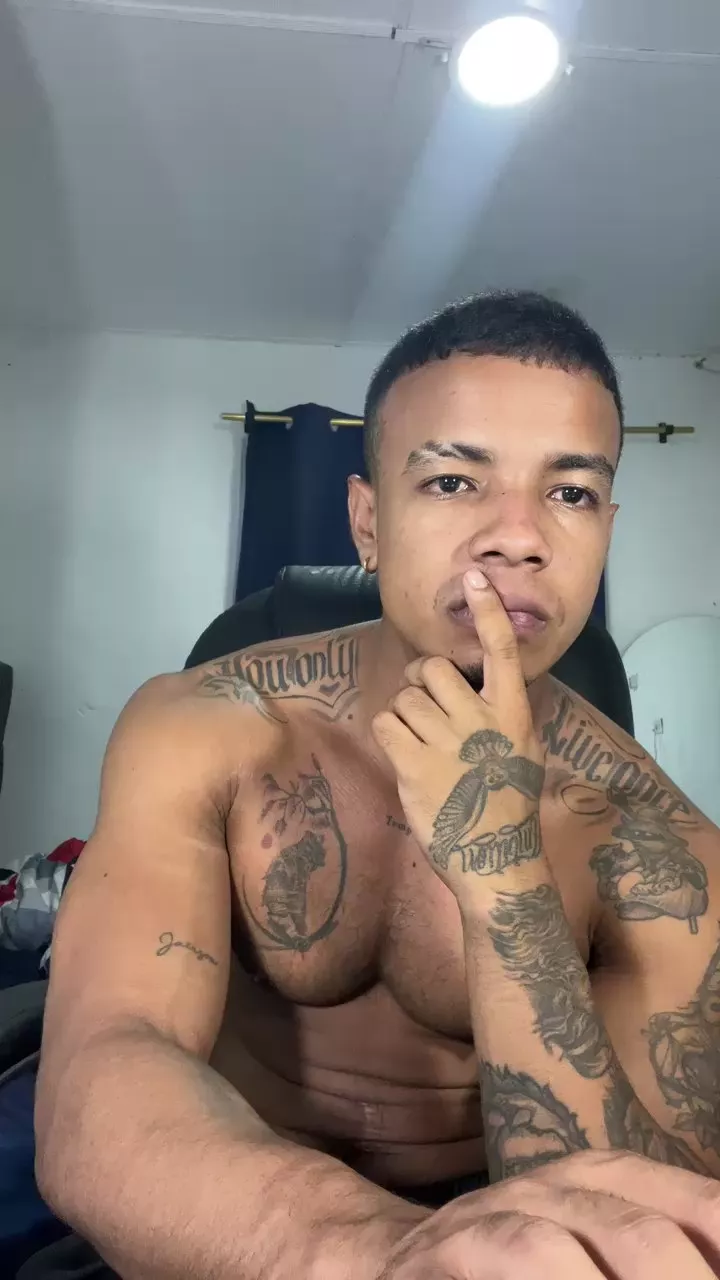 Offline Chris_fendi on Cam4