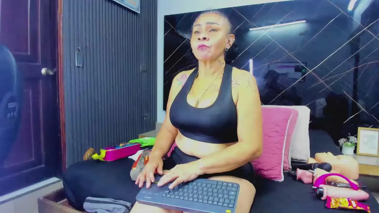 Freechat cloeerabbyt on Cam4