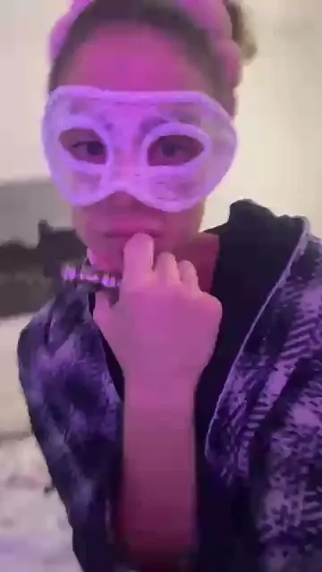 Offline Crystal9898 on Cam4