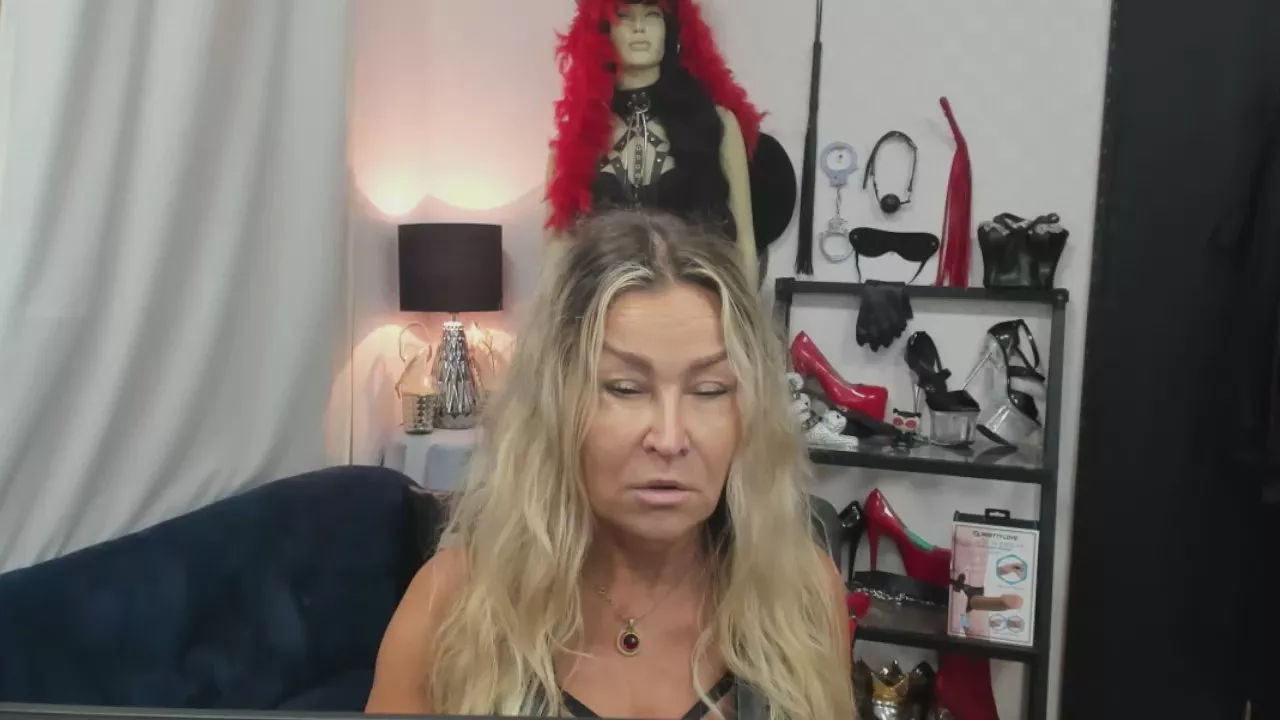 Offline crystal__xxx on Cam4