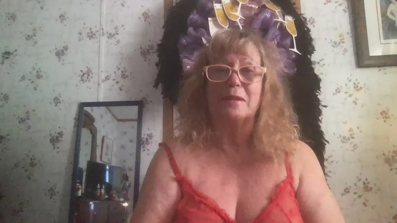 Offline curvygranny1972 on Cam4