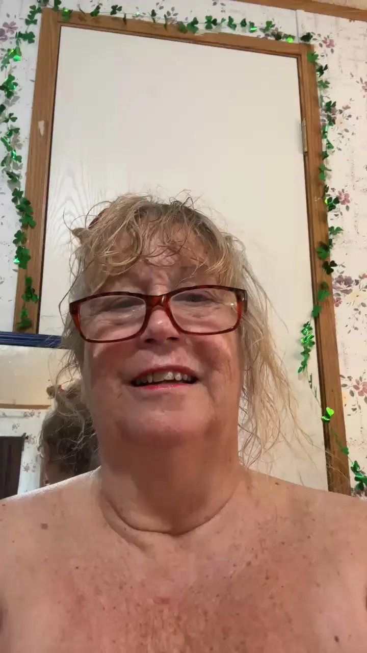 Offline curvygranny1972 on Cam4