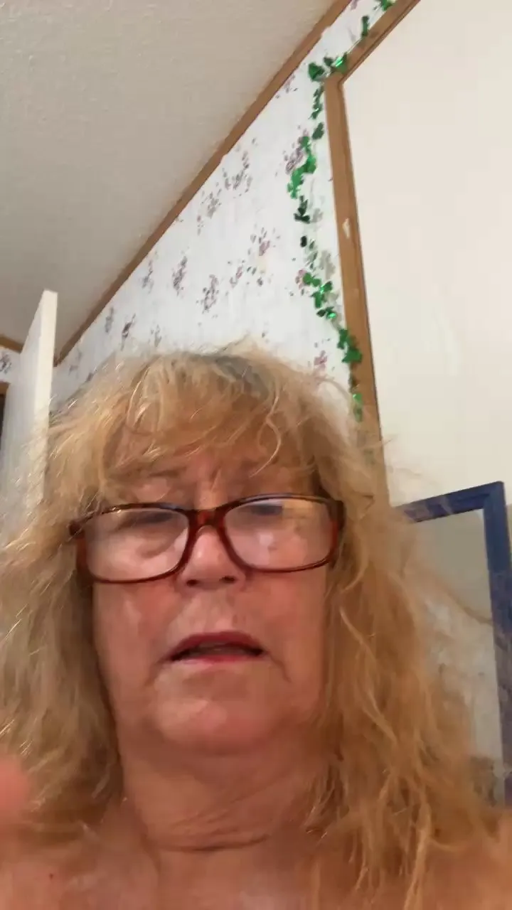 Offline curvygranny1972 on Cam4