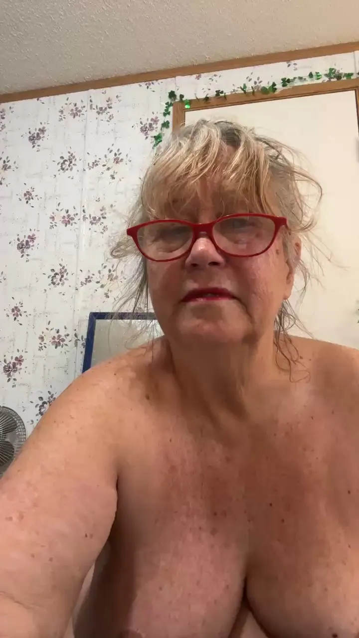 Offline curvygranny1972 on Cam4