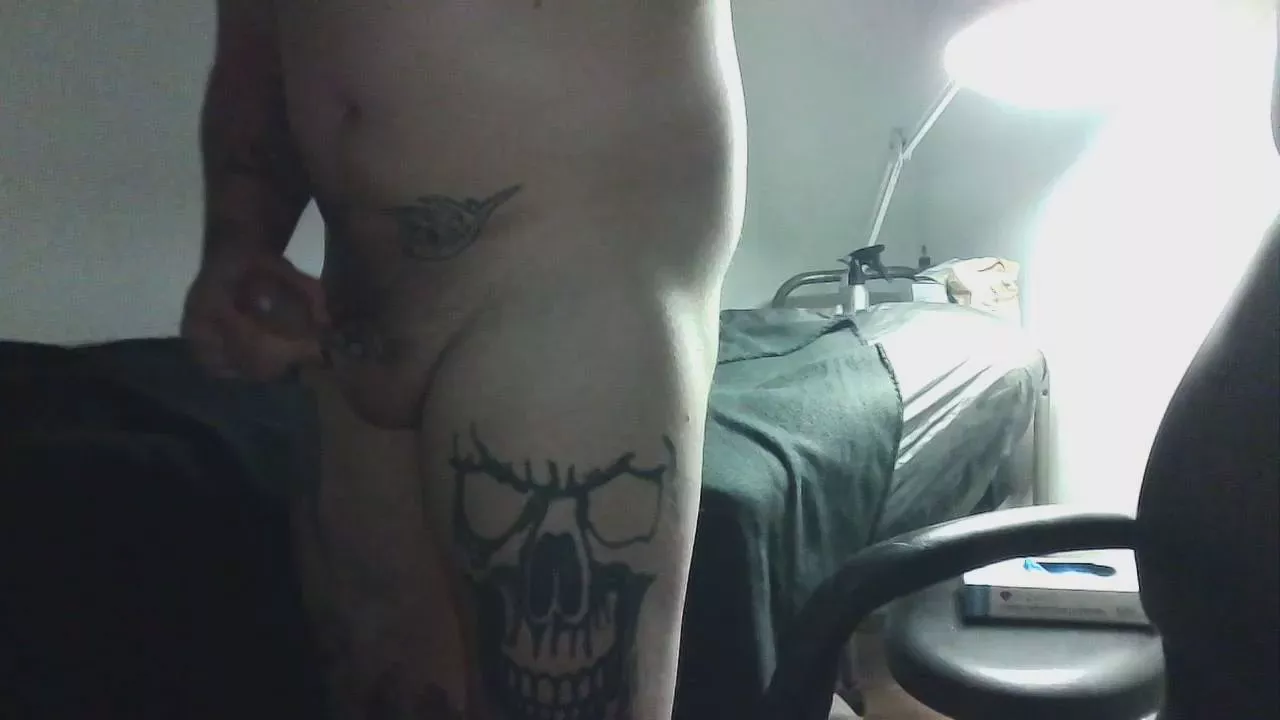 Offline Daddyboy2233 on Cam4